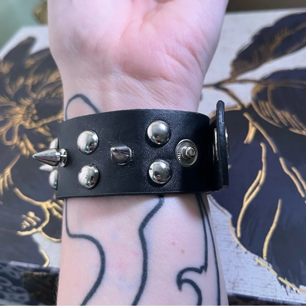Vintage 1990s YIK FUNG Black Leather Silver Spike Studded Punk Bracelet C3